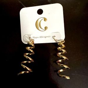 🦋 2 for $10!🦋 Unique Squirly Gold Earrings- NWT